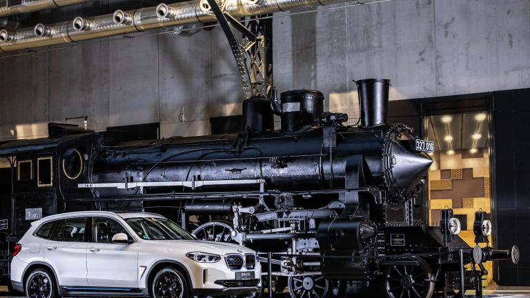 Η νέα τεχνολογική ναυαρχίδα του BMW Group , η BMW iX3 φωτογραφίζεται στη Βουδαπέστη