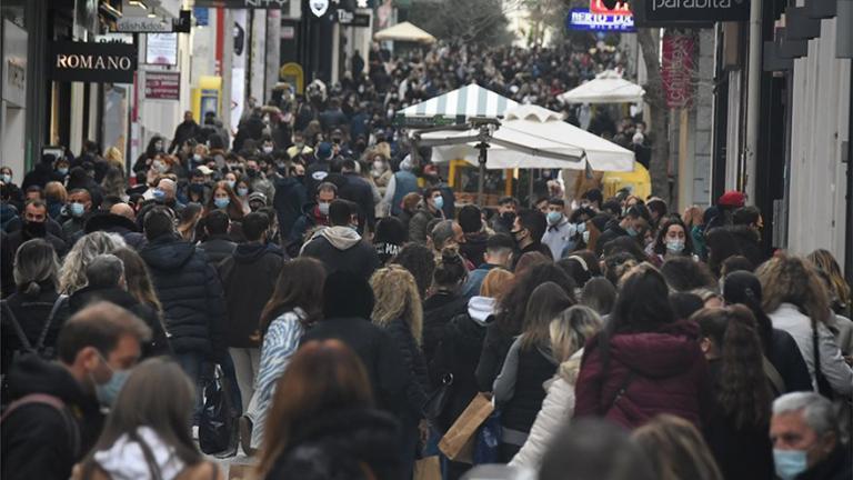 Αδιανόητες ουρές στα καταστήματα σε Αθήνα και Θεσσαλονίκη