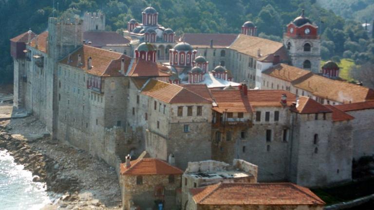 Ηγούμενος στο Άγιο Όρος απαγορεύει το εμβόλιο 