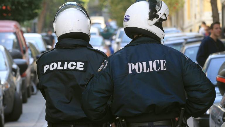 Άγνωστοι δράστες έκλεψαν ένα υπηρεσιακό πιστόλι από το σπίτι αστυνομικού, στο Περιστέρι.