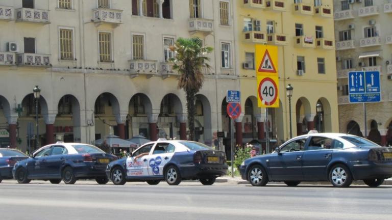Θεσσαλονίκη: Ταξί ...club προσφέρει ποτό και χαμόγελα στους πελάτες του εν μέσω πανδημίας!!!