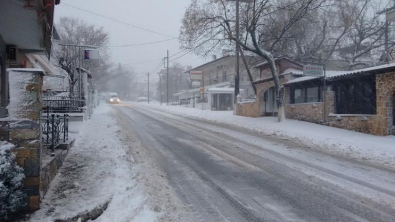 Ξεκίνησε η χιονόπτωση στα περίχωρα της Θεσσαλονίκης - Στους μείον 5 η θερμοκρασία