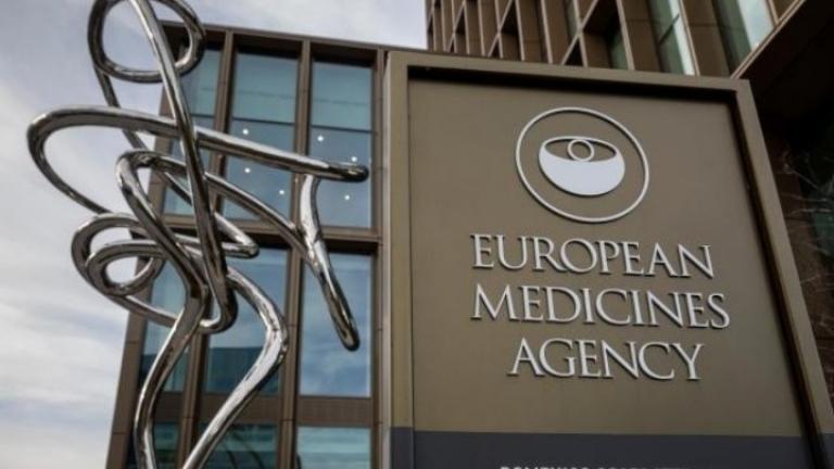 Ο Ευρωπαϊκός Οργανισμός Φαρμάκων (EMA) ενέκρινε τη χρήση στην Ευρωπαϊκή Ένωση του εμβολίου των AstraZeneca/Οξφόρδης κατά της Covid-19, για όλους τους ανθρώπους ηλικίας 18 ετών και άνω, επιβεβαιώνοντας πως το εμβόλιο είναι κατάλληλο και για ηλικιωμένους.  «Ο ΕΜΑ συστήνει να χορηγηθεί υπό προϋποθέσεις άδεια κυκλοφορίας για το εμβόλιο κατά της Covid-19 της AstraZeneca (...) για ανθρώπους από 18 ετών», αναφέρει σε ένα δελτίο τύπου η ευρωπαϊκή ρυθμιστική αρχή, που εδρεύει στο Άμστερνταμ. Πρόκειται για το τρίτο ε