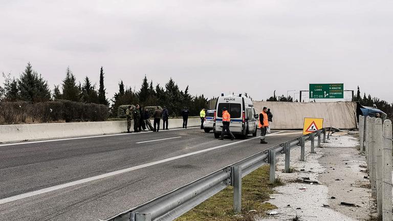 Ανατροπή νταλίκας στην εθνική οδό Αθηνών - Λαμίας - Η Τροχαία κάνει εκτροπή της κυκλοφορίας