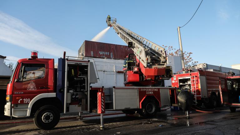 Πυρκαγιά σε φανοποιείο στο Περιστέρι: Υπό μερικό έλεγχο η φωτιά - Κάηκαν αυτοκίνητα
