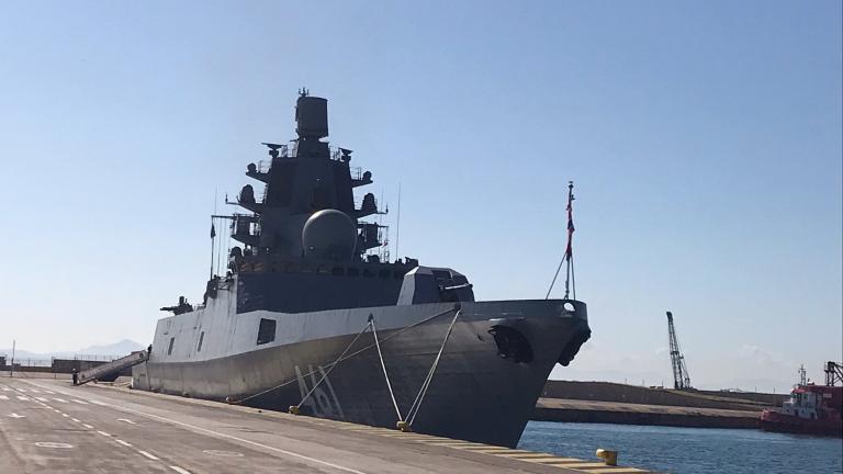 Έδεσε στο λιμάνι του Πειραιά η ρωσική υπερσύγχρονη φρεγάτα «Admiral Kasatonov»