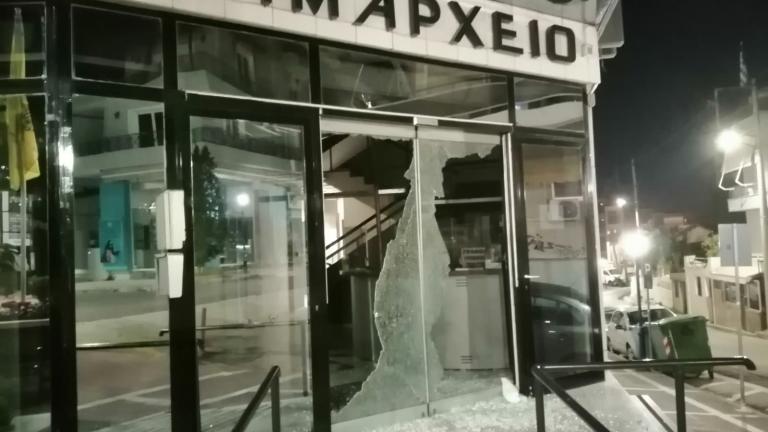 Αγνωστοι έσπασαν το δημαρχείο Νέας Ιωνίας (ΦΩΤΟ)