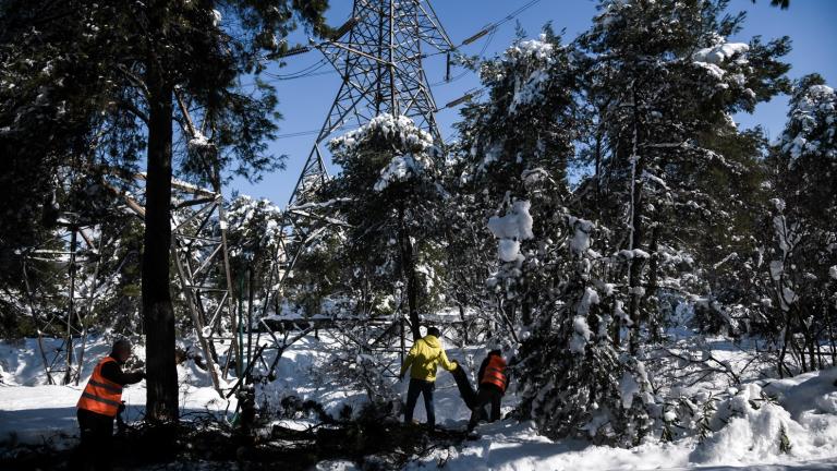 Απoκαταστάθηκε η ηλεκτροδότηση σε σημαντικό αριθμό νοικοκυριό - Μάχη με το χρόνο μέχρι το βράδυ να έχουν αποκατασταθεί οι βλάβες