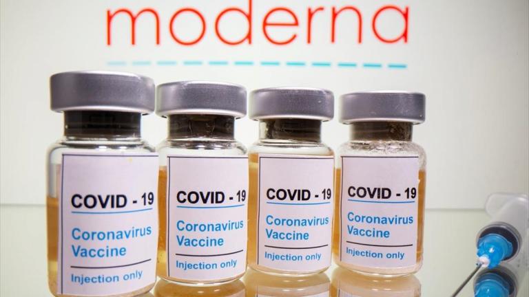 Η Moderna προτείνει να γεμίζει τα φιαλίδια με επιπρόσθετες δόσεις του εμβολίου της