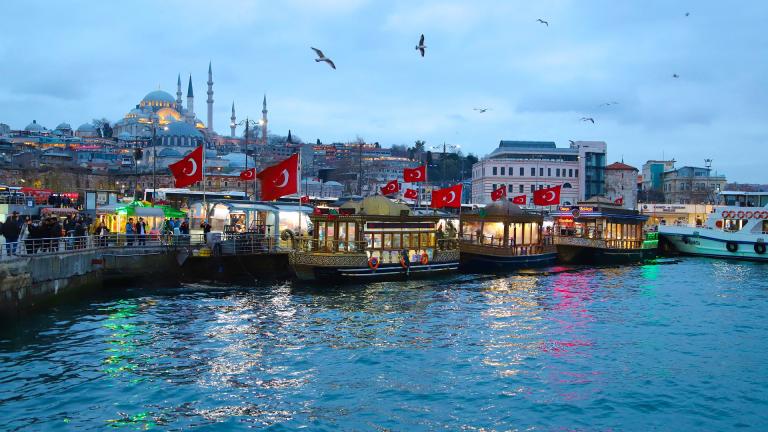 Deutsche Welle: Ο Ερντογάν θέλει να κλείσει και τις ταβέρνες στην Κωνσταντινούπολη