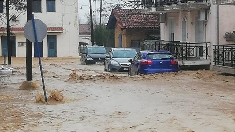 Πνίγηκε ο Έβρος - Εγκλωβισμένοι μαθητές και εκπαιδευτικοί στο δημοτικό σχολείο Απαλού