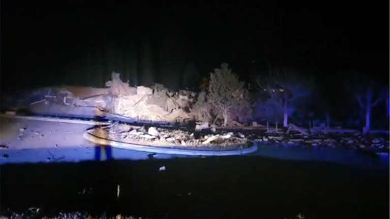 Ισχυρή έκρηξη ισοπέδωσε το ξενοδοχείο «Τσάμης» της Καστοριάς