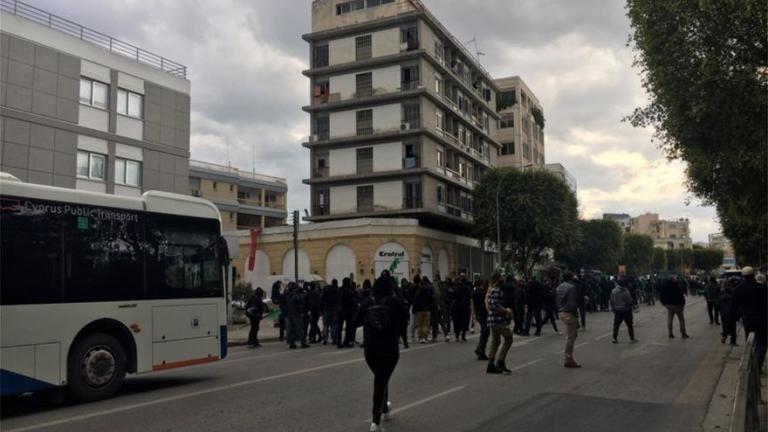 Χωρίς επεισόδια, μέχρι στιγμής πραγματοποιείται στο κέντρο της Λευκωσίας, πορεία εκατοντάδων πολιτών ενάντια στη διαφθορά και την αστυνομική βία