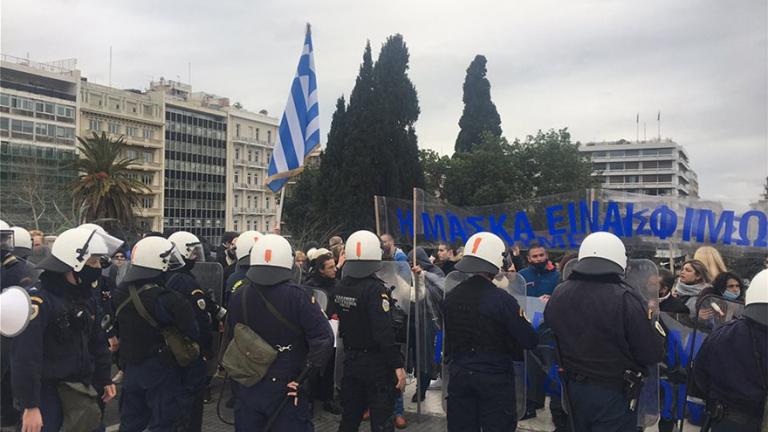 Περίπου 400 άτομα συγκεντρώθηκαν στο Σύνταγμα προκειμένου να διαμαρτυρηθούν για τα περιοριστικά μέτρα