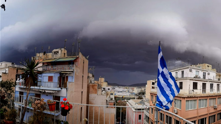 Μαύρισε ο ουρανός στην Αττική: Ισχυρή καταιγίδα και χαλάζι