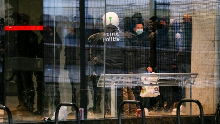 Συναγερμός στο Βέλγιο: Άνδρας επιτέθηκε με μαχαίρι σε επιβάτες στο μετρό των Βρυξελλών - Πολλοί τραυματίες