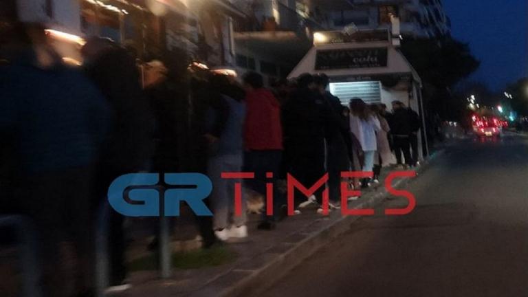 Θεσσαλονίκη: Συλλήψεις και πρόστιμα για "κορονοπάρτι" και συνωστισμό έξω από μπαρ