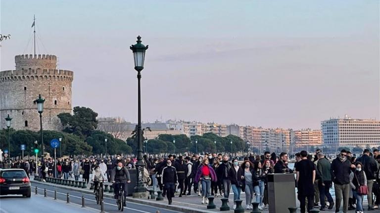 Θεσσαλονίκη: Η κοσμοσυρροή κόντεψε να αφανίσει το παραλιακό μέτωπο (ΦΩΤΟ)