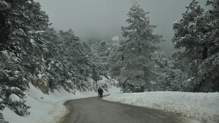 Ανοιξιάτικη ψυχρή εισβολή: Συνεχίζεται η κακοκαιρία - Χιονίζει στην Πάρνηθα