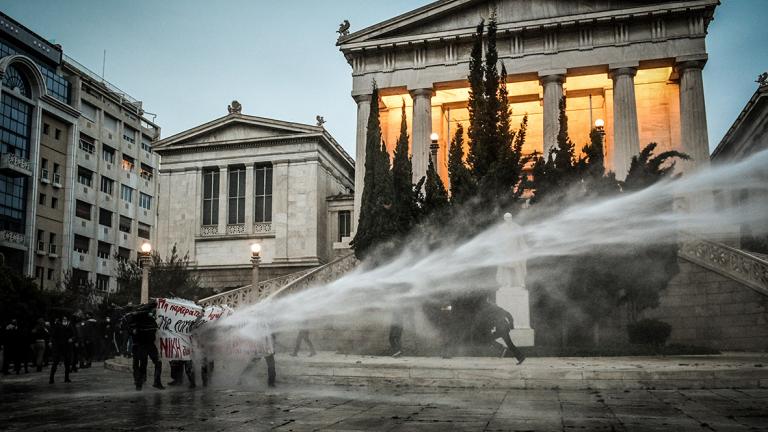 Δέκα προσαγωγές σε συγκέντρωση για τον Κουφοντίνα στο κέντρο της Αθήνας