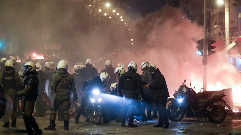 Επίθεση σε αστυνομικό: Στη δημοσιότητα βίντεο έδωσε ο δικηγόρος του 30χρονου "Ινδιάνος" που τον δείχνει στην Ελευσίνα και όχι στη Νέα Σμύρνη 