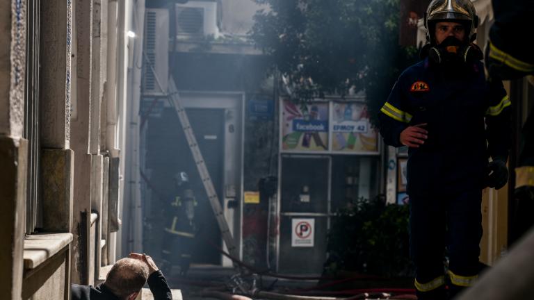 Φωτιά σε κτίριο κοντά στην Ερμού