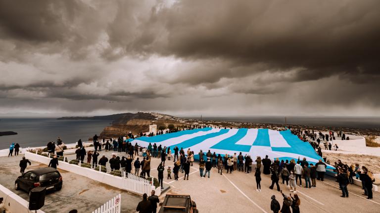 Η μεγαλύτερη ελληνική σημαία στην Σαντορίνη