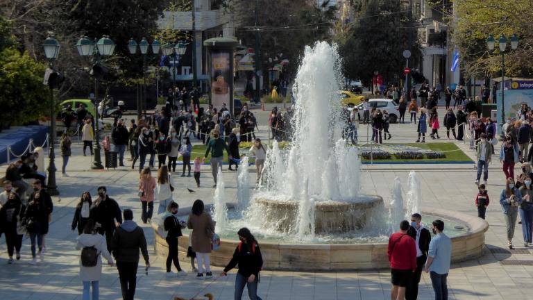 Εικόνες συνωστισμού σε πλατείες και παραλίες  