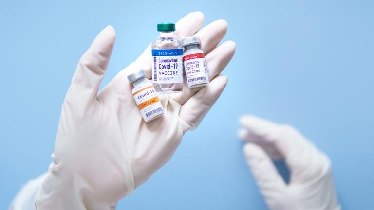 Λονδίνο και Βρυξέλλες κοντά σε συμφωνία για τα εμβόλια