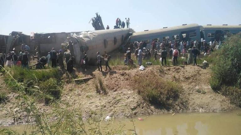 ΤΡΑΓΩΔΙΑ στην Αίγυπτο: Δεκάδες νεκροί σε σύγκρουση τρένων