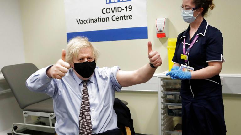 Με την πρώτη δόση του εμβολίου κατά της COVID-19, έχουν εμβολιαστεί οι μισοί ενήλικες Βρετανοί