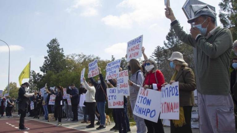 Κύπρος: Εκδήλωση διαμαρτυρίας έξω από το ΡΙΚ για το τραγούδι που θα στείλει στην Eurovision