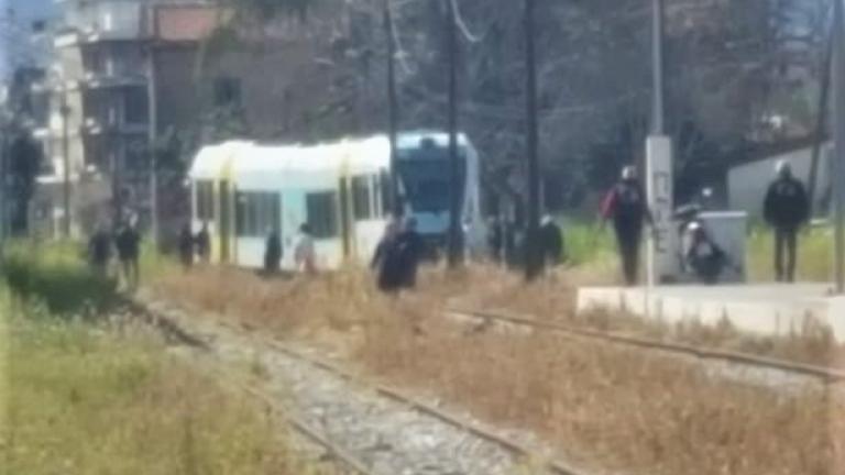 Συρμός του προαστιακού σιδηροδρόμου της Πάτρας εκτροχιάστηκε σήμερα το πρωί στον σιδηροδρομικό σταθμό του Αγίου Ανδρέα, ενώ δεν έχει αναφερθεί τραυματισμός επιβατών.  Σύμφωνα με πληροφορίες, το τρένο εκτροχιάστηκε, για άγνωστη ακόμα αιτία, λίγη ώρα μετά την αναχώρησή του με πέντε επιβάτες από τον σιδηροδρομικό σταθμό, και έχοντας ως προορισμό τα Καμίνια της δυτικής Αχαΐας.  Στο σημείο βρίσκονται συνεργεία, προκειμένου να απομακρύνουν τον συρμό, ενώ μέχρι να αποκατασταθεί το πρόβλημα, τα δρομολόγια έχουν δια