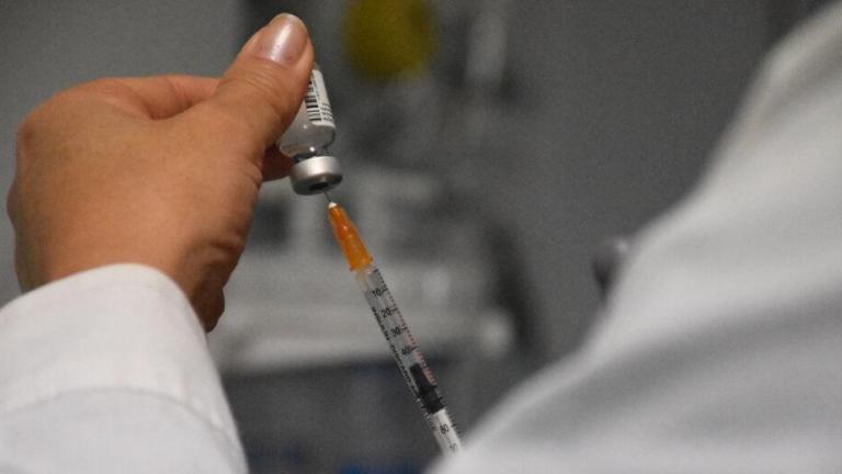 Τι θα ισχύει με όσους έκαναν την πρώτη δόση εάν αποσυρθεί το εμβόλιο της AstraZeneca