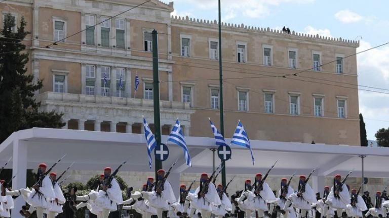 Ο συγκλονιστικός συμβολισμός στο βηματισμό της Προεδρικής Φρουράς