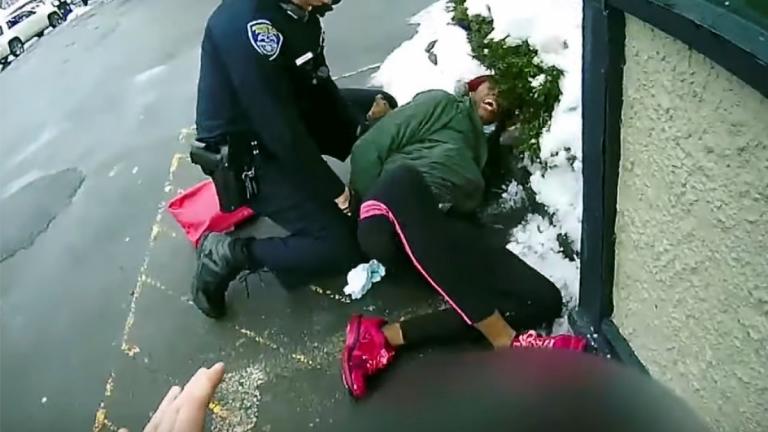 Δείτε το βίντεο με τους αστυνομικούς και τη σύλληψη Αφροαμερικανίδας που συνοδευόταν από την κόρη της