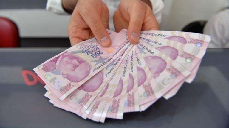Η τουρκική λίρα κατακρημνίζεται μετά την καθαίρεση του διοικητή της κεντρικής τράπεζας