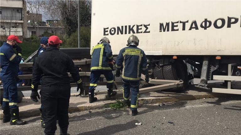 Απίστευτο τροχαίο στην κάθοδο του Κηφισού προκάλεσε μποτιλιάρισμα