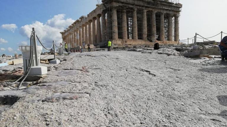 Λ. Μενδώνη: Πινακίδα με τα ονόματα των Μανώλη Γλέζου - Απόστολου Σάντα στην Ακρόπολη