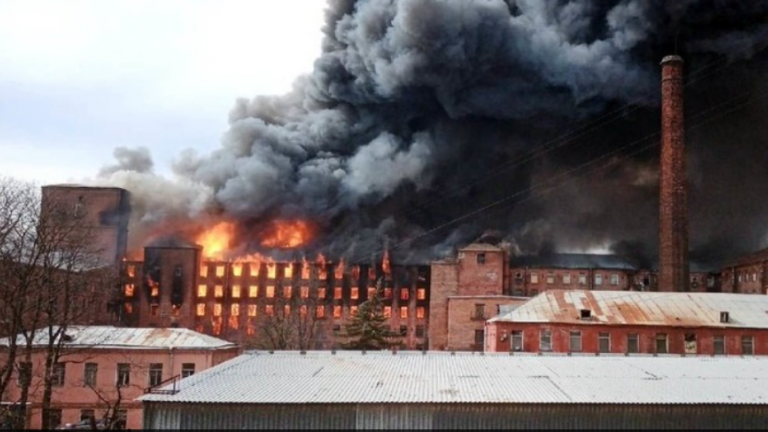 Ένας πυροσβέστης νεκρός και δύο τραυματίες σε σοβαρή κατάσταση από τεράστια πυρκαγιά που κατέστρεψε ιστορικό εργοστάσιο της Αγ. Πετρούπολης