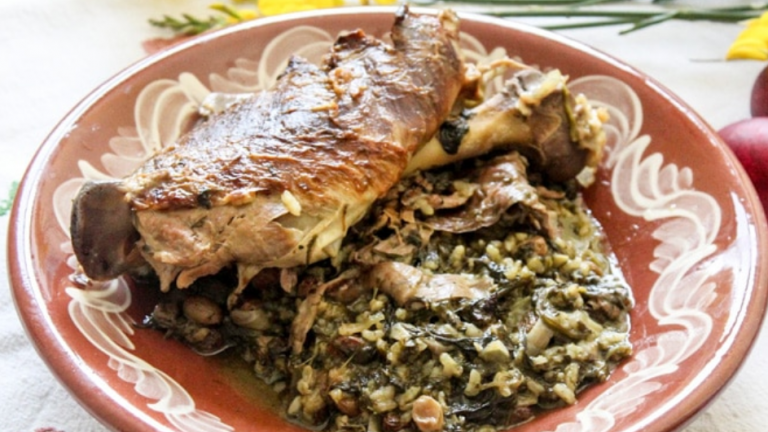 Πασχαλινό τραπέζι: Παραδοσιακό γεμιστό κατσικάκι στο φούρνο με πάτουδα