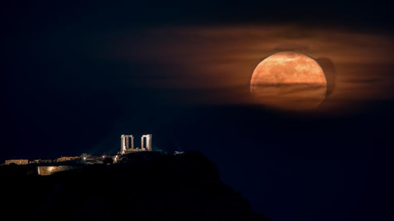 Μαγεύουν οι εικόνες από τη «ροζ πανσέληνο»