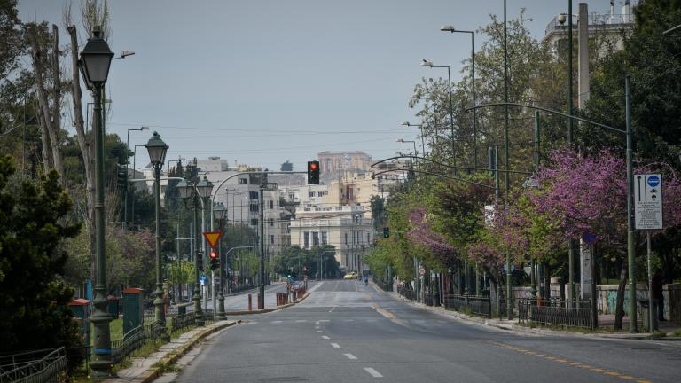 Στο ερώτημα εάν η επιτροπή θα εξετάσει το ενδεχόμενο για έναρξη της εστίασης νωρίτερα λόγω των κορωνοπάρτι, ο κ. Γώγος απάντησε ότι η επιτροπή έχει κατατάξει τις δραστηριότητες με βάση τη σημασία τους και συγκεκριμένα: λιανεμπόριο, σχολεία, εστίαση, τουρισμός αλλά και με βάση το επικινδυνότητά τους για μετάδοση του ιού.  Εξήγησε ότι παρότι το επιδημιολογικό φορτίο είναι ακόμη υψηλό, με όπλο τον καλό καιρό, τα self test και τους εμβολιασμούς η επιτροπή έχει δώσει πράσινο φως για κάποιες δραστηριότητες όπως ε