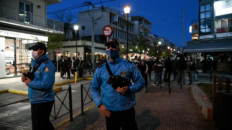 Επιχείρηση της αστυνομίας στην οδό Βεάκη στο Περιστέρι για τον έλεγχο συνωστισμού