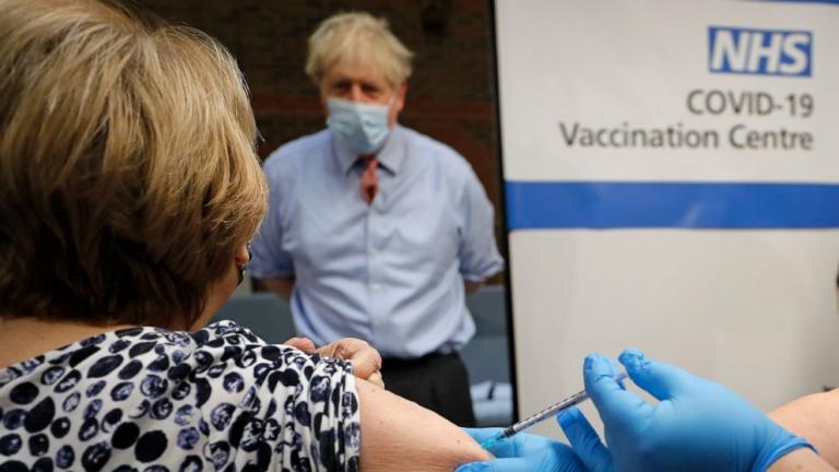 Βρετανία: Όλος ο πληθυσμός άνω των 50 ετών έλαβε μια πρώτη δόση εμβολίου