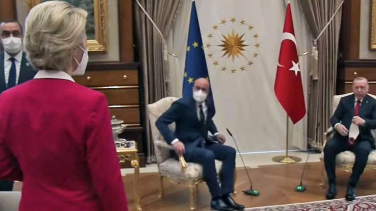 Ο Ερντογάν έβαλε την  Ούρσουλα φον ντερ Λάιεν στον καναπέ και πανηγυρίζει για τη στήριξη της ΕΕ   