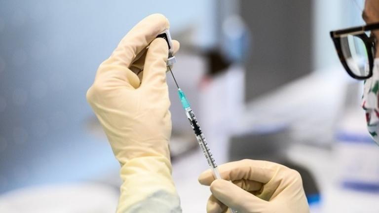Στις ΗΠΑ εμβολιάζονται από σήμερα όλοι οι πολίτες άνω των 18 - Σε ποιες χώρες της Ευρώπης αίρονται τα περιοριστικά μέτρα