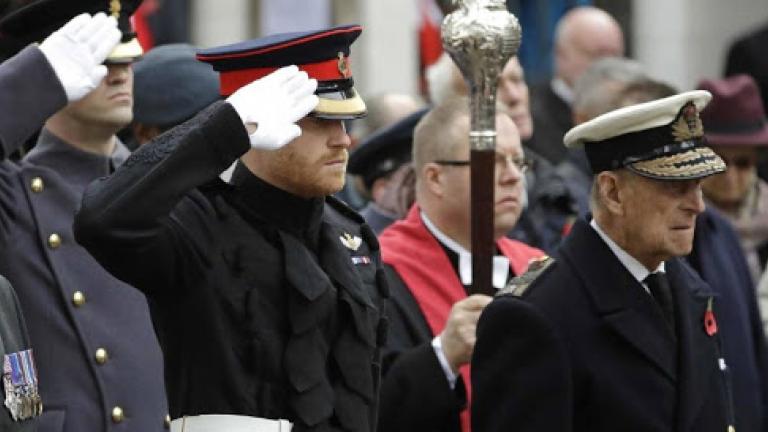 Κηδεία πρίγκιπα Φίλιππου: Μέγα ζήτημα η ενδυμασία της βασιλικής οικογένειας - Λύση έδωσε η Ελισσάβετ