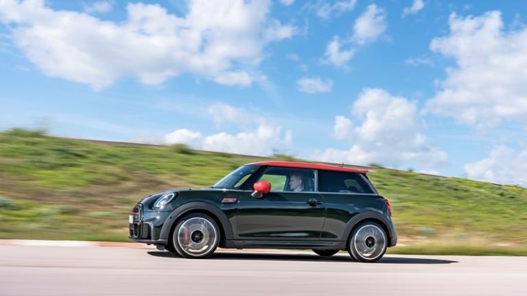 MINI John Cooper Works: Για τους λάτρεις της γρήγορης οδήγησης