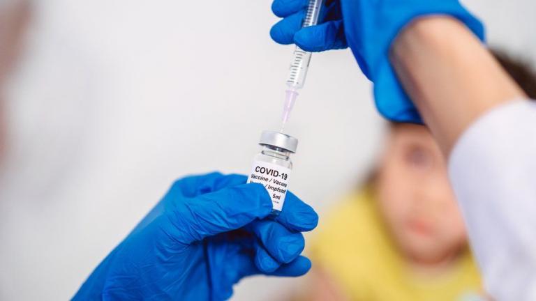 Βρετανία: Η κυβέρνηση κοντά σε συμφωνία για την αγορά δεκάδων εκατομμυρίων επιπλέον εμβολίων της Pfizer